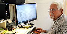 Horst Westphal vom Verein ViLE am heimischen PC