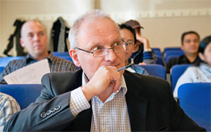 Älterer Mann in einer Bildungsveranstaltung